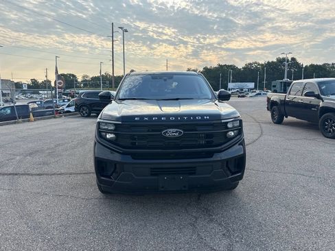 Used 2025 Ford Expedition Active AWD/4WD image 2