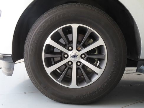 Used 2018 Ford Expedition XLT w/ Equipment Group 202A RWD image 28
