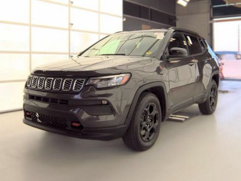Used 2024 Jeep Compass Trailhawk AWD/4WD image 2