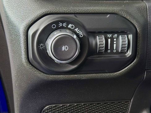 Used 2018 Jeep Wrangler Unlimited Sahara w/ Dual Top Group AWD/4WD image 10