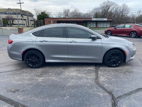Used 2016 Chrysler 200 Limited image 5