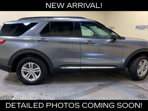 Used 2023 Ford Explorer XLT AWD/4WD image 2