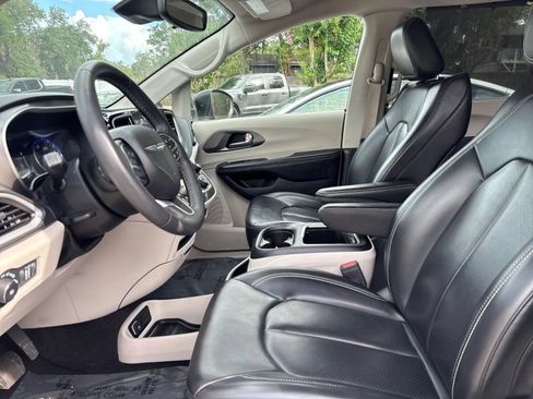 Used 2023 Chrysler Pacifica Touring-L FWD image 10