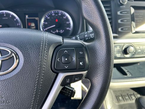 Used 2019 Toyota Highlander LE image 13