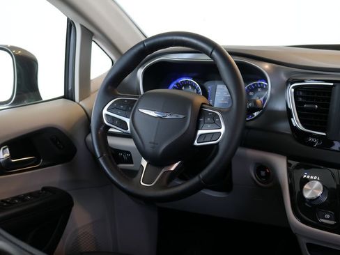 Used 2020 Chrysler Pacifica Touring-L image 26