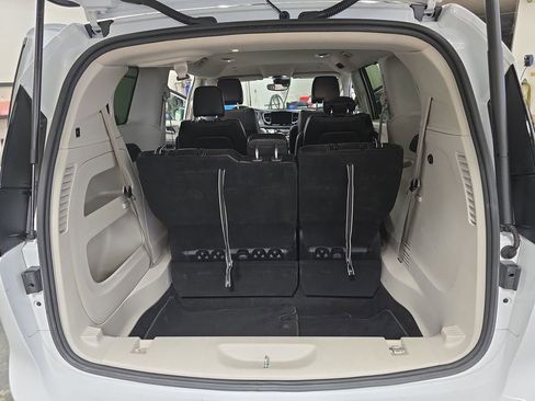 Certified 2023 Chrysler Pacifica Touring-L FWD image 13