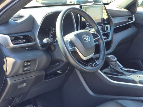 Used 2023 Toyota Highlander XSE FWD image 10