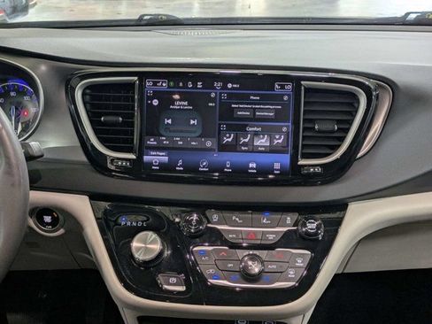 Used 2023 Chrysler Pacifica Touring-L FWD image 20