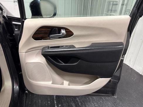 Used 2023 Chrysler Pacifica Limited FWD image 14