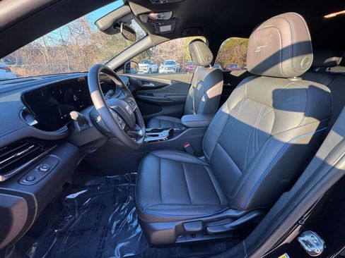 Used 2025 Buick Envista Sport Touring image 32