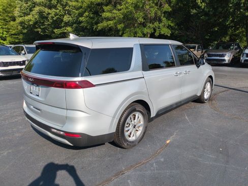 Used 2023 Kia Carnival LX FWD image 7