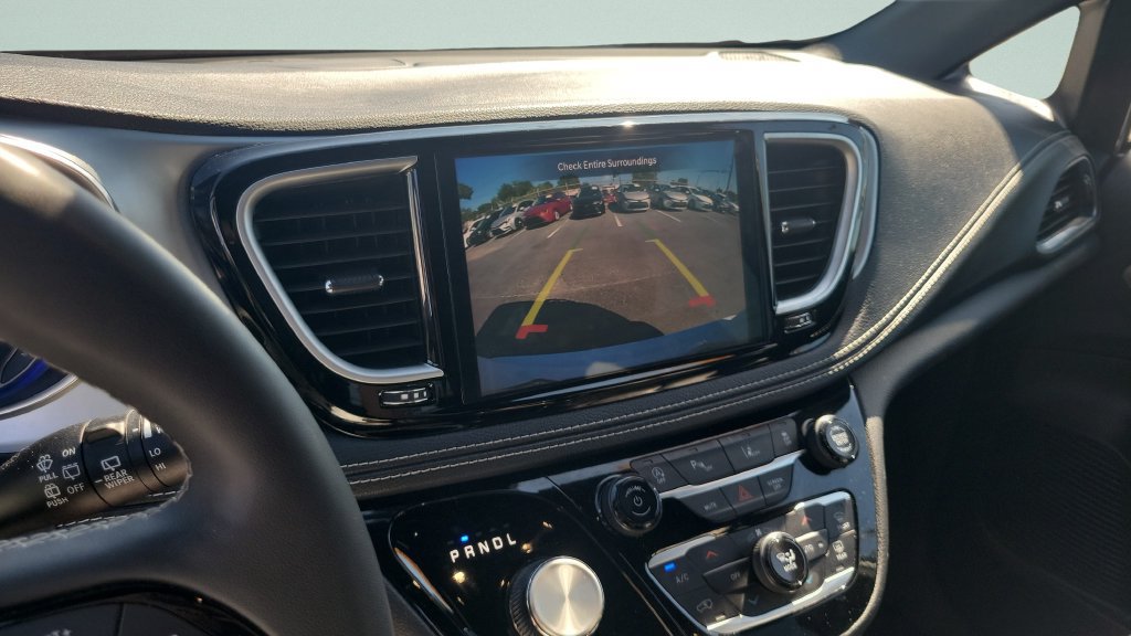 Used 2025 Chrysler Pacifica Limited FWD image 16