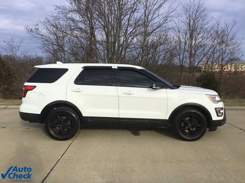 Used 2017 Ford Explorer XLT image 2