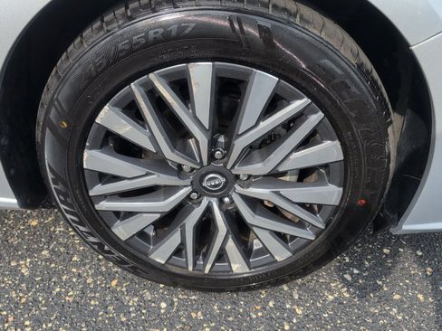 Used 2024 Nissan Altima 2.5 SV FWD image 10