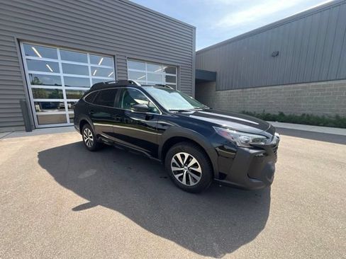 Used 2023 Subaru Outback Premium AWD/4WD image 3