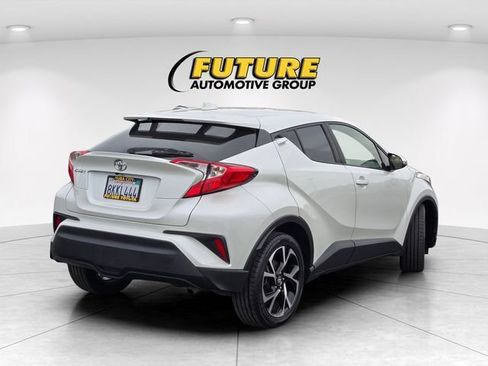 Used 2019 Toyota C-HR XLE FWD image 5