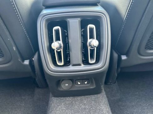 Certified 2025 Volvo XC40 B5 Plus AWD/4WD image 18