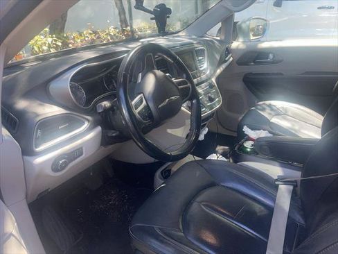 Certified 2020 Chrysler Pacifica Touring-L image 9