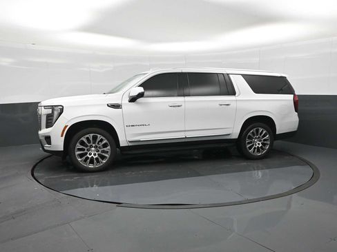 Used 2025 GMC Yukon XL Denali AWD/4WD image 4