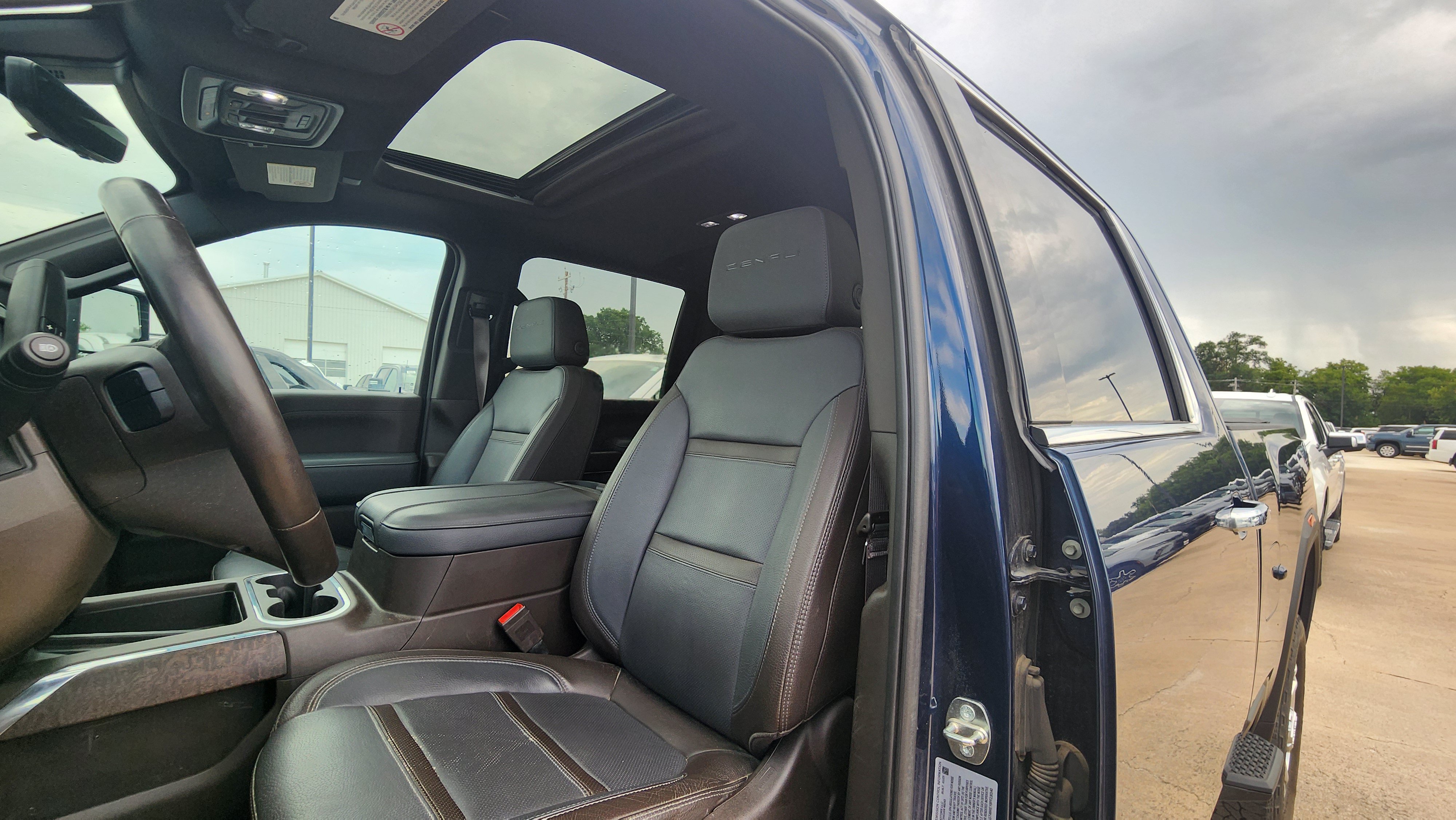 Used 2023 GMC Sierra 2500 Denali w/ Denali Ultimate Package AWD/4WD image 9