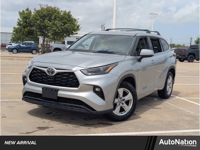 Used 2022 Toyota Highlander LE