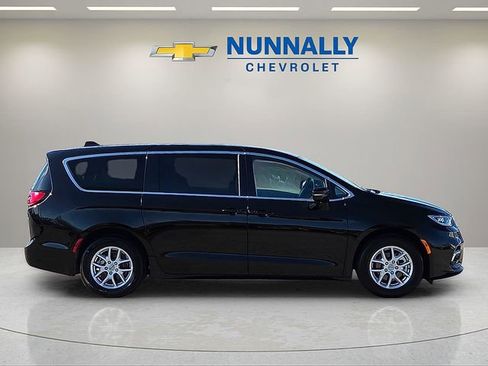 Used 2024 Chrysler Pacifica Touring-L image 6