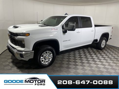 Used 2024 Chevrolet Silverado 3500 LT w/ Convenience Package image 4