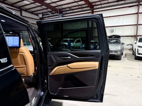Used 2021 Cadillac Escalade ESV Premium Luxury w/ LPO, Illumination Package AWD/4WD image 20