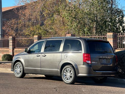Used 2019 Dodge Grand Caravan SXT image 4