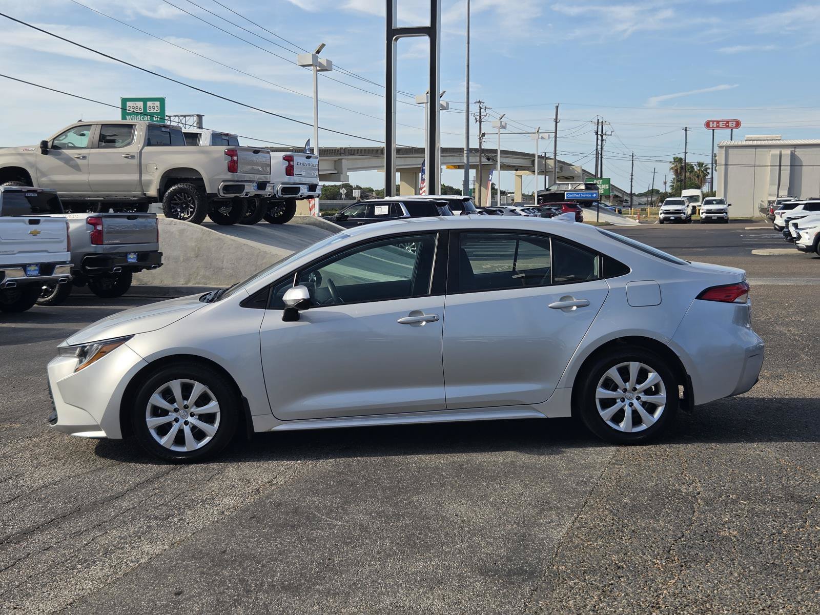 Used 2025 Toyota Corolla LE FWD image 2
