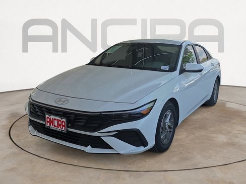 Used 2025 Hyundai Elantra SE image 4