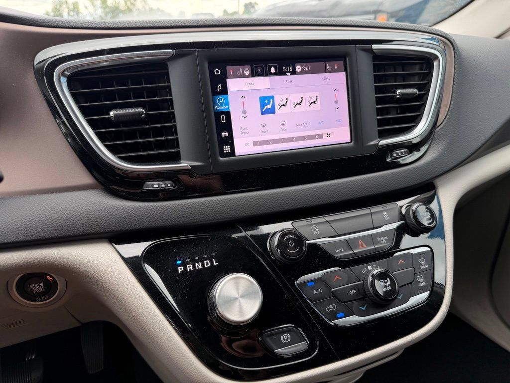 Used 2024 Chrysler Voyager LX FWD image 7