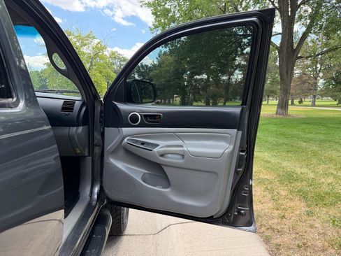 Used 2015 Toyota Tacoma 4x4 Double Cab w/ SR5 Package image 19