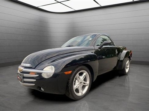 Used 2004 Chevrolet SSR w/ Preferred Equipment Group image 3