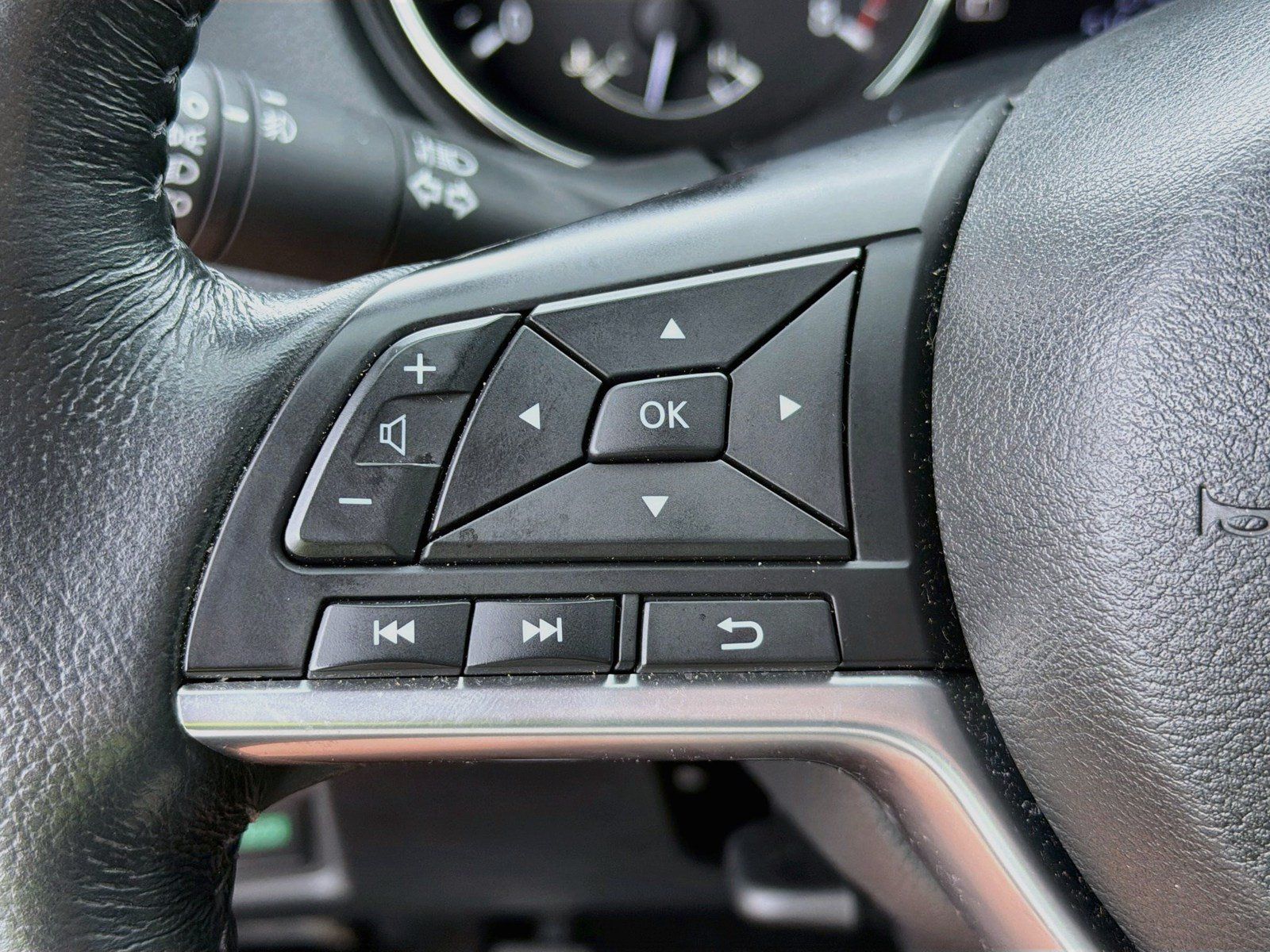 Used 2018 Nissan Rogue SV w/ Premium Package AWD/4WD image 17