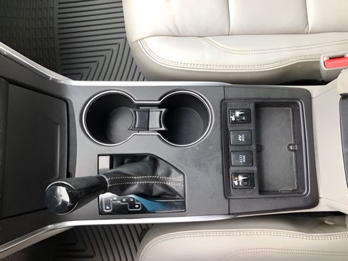 Certified 2017 Toyota Camry XLE FWD image 19
