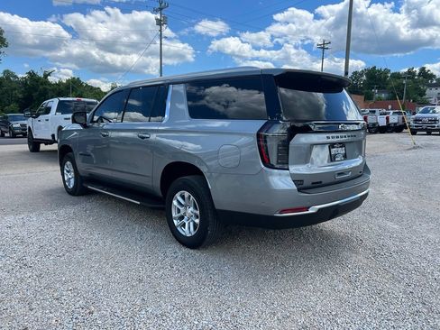 Used 2025 Chevrolet Suburban LT w/ Comfort Package AWD/4WD image 6