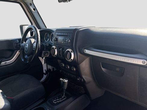 Used 2018 Jeep Wrangler Unlimited Sahara image 25