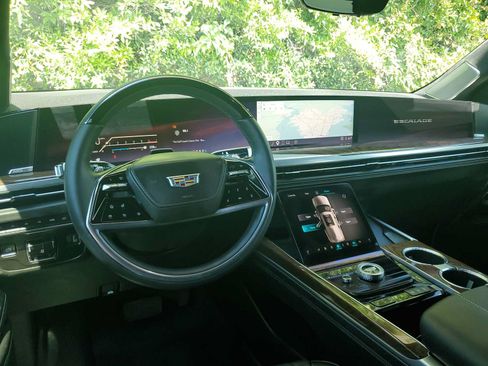 Used 2025 Cadillac Escalade Sport Platinum AWD/4WD image 17