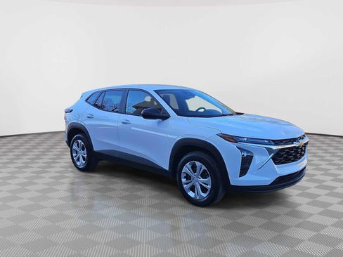 Certified 2025 Chevrolet Trax LS image 2