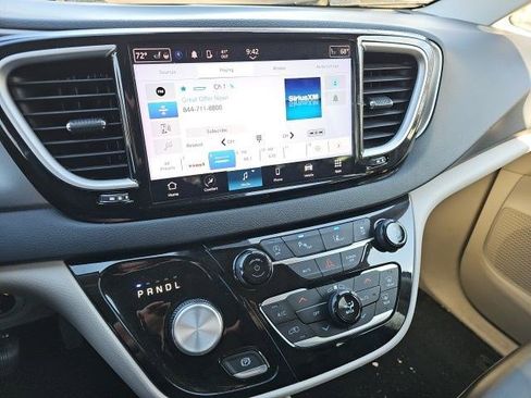 Used 2023 Chrysler Pacifica Touring-L image 22