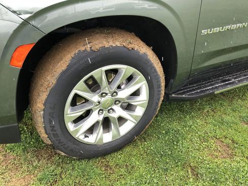 Used 2023 Chevrolet Suburban Premier image 2