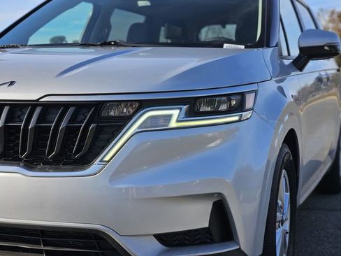 Used 2022 Kia Carnival LX image 9