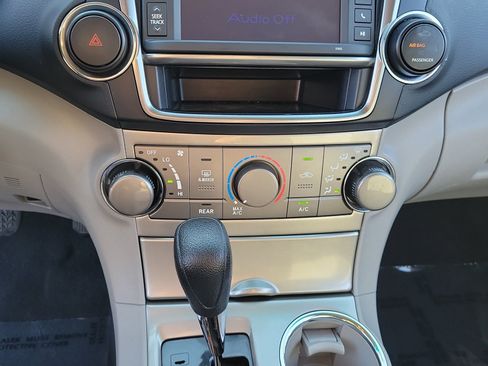 Used 2013 Toyota Highlander 4WD w/ Cold Weather Pkg image 22