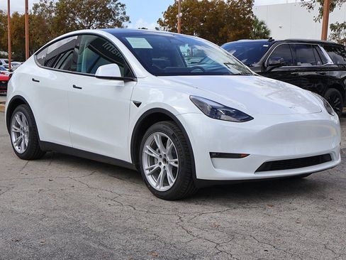 Used 2023 Tesla Model Y Standard Range image 2