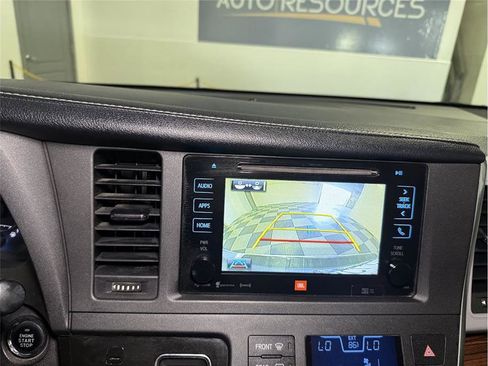 Used 2017 Toyota Sienna Limited Premium image 42