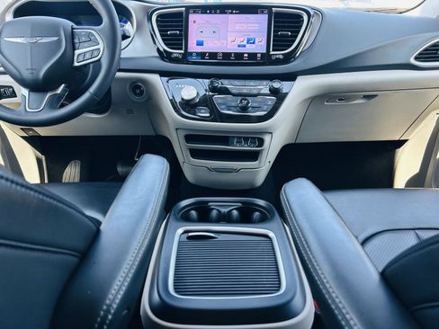 Used 2023 Chrysler Pacifica Touring-L image 24