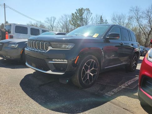Used 2023 Jeep Grand Cherokee Summit AWD/4WD image 3