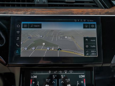 Used 2019 Audi e-tron Prestige w/ Prestige Package AWD/4WD image 18