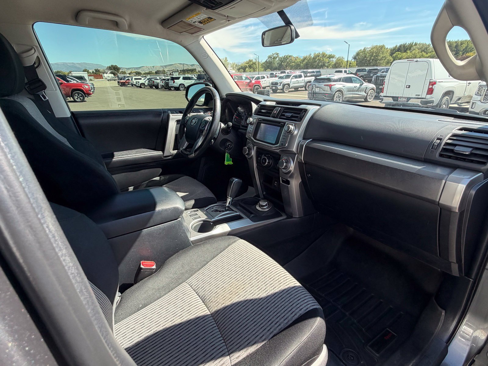 Used 2017 Toyota 4Runner SR5 AWD/4WD image 33